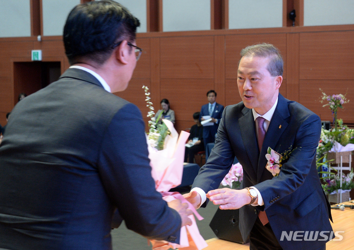 [전주=뉴시스] 김얼 기자 = 양오봉 제19대 전북대학교 총장 취임식이 열린 22일 전북 전주시 전북대학교 진수당 가인홀에서 양오봉 총장이 꽃다발을 받고 있다. 2023.03.22. pmkeul@nwsis.com
