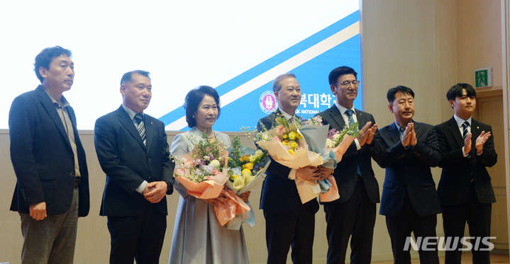 [전주=뉴시스] 김얼 기자 = 양오봉 제19대 전북대학교 총장 취임식이 열린 22일 전북 전주시 전북대학교 진수당 가인홀에서 양오봉 총장과 관계자들이 기념촬영을 하고 있다. 2023.03.22. pmkeul@nwsis.com