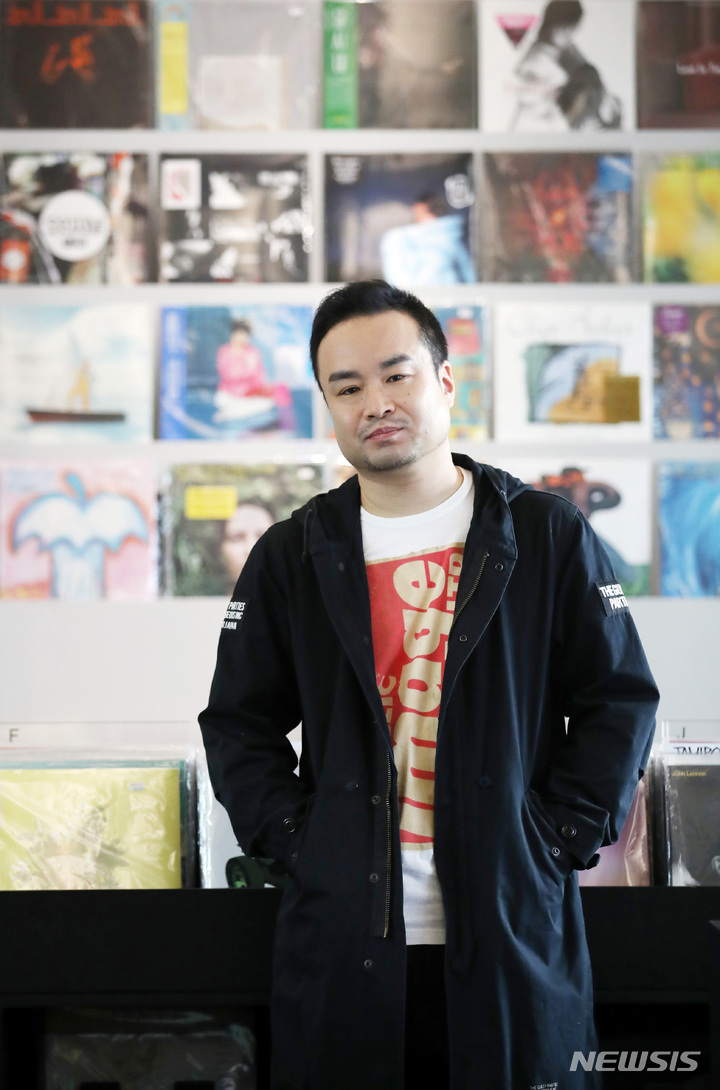 [서울=뉴시스] 김진아 기자 = 일본 DJ 겸 기타리스트 하세가와 요헤이가 22일 서울 마포구 소규모 음반 판매점 '김밥 레코즈(GIMBAB RECORDS)'에서 뉴시스와 인터뷰를 하고 있다. 2023.03.22. bluesoda@newsis.com