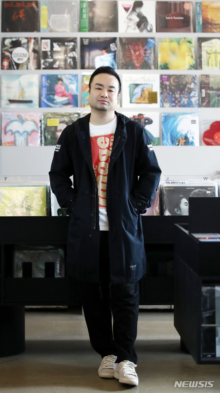 [서울=뉴시스] 김진아 기자 = 일본 DJ 겸 기타리스트 하세가와 요헤이가 22일 서울 마포구 소규모 음반 판매점 '김밥 레코즈(GIMBAB RECORDS)'에서 뉴시스와 인터뷰를 하고 있다. 2023.03.22. bluesoda@newsis.com