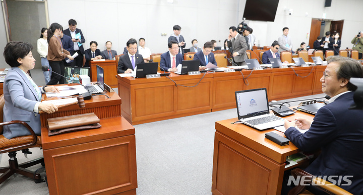 [서울=뉴시스] 전진환 기자 = 22일 오후 서울 여의도 국회에서 열린 정치개혁특별위원회 전체회의에서 남인순 위원장이 의사봉을 두드리고 있다. 2023.03.22. amin2@newsis.com