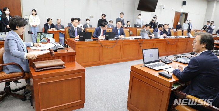 [서울=뉴시스] 전진환 기자 = 남인순 정개특위원장이 지난 22일 오후 서울 여의도 국회에서 열린 정치개혁특별위원회 전체회의에서 국회의원 선거제도 개선에 관한 결의안을 가결하고 있다.&nbsp; 2023.03.22. amin2@newsis.com