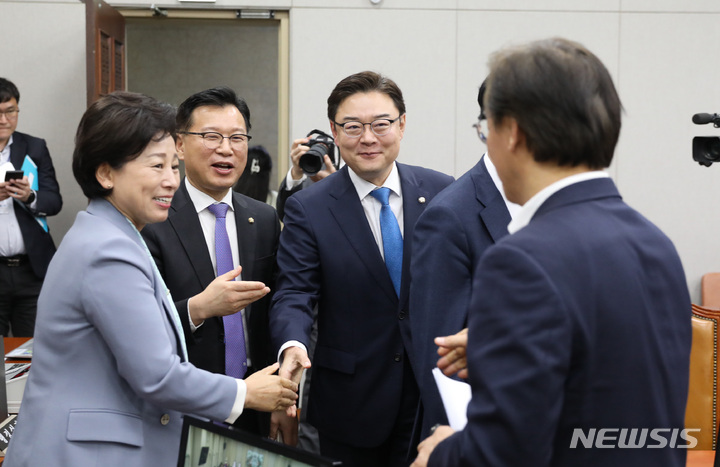 [서울=뉴시스] 전진환 기자 = 22일 오후 서울 여의도 국회에서 열린 정치개혁특별위원회 전체회의에서 산회 후 남인순(왼쪽부터) 정개특위원장과 국민의힘 간사인 이양수 의원, 김성원 의원, 더불어민주당 간사인 전재수 의원이 인사하고 있다. 2023.03.22. amin2@newsis.com