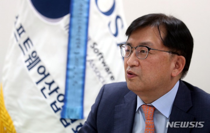 [서울=뉴시스] 조성봉 기자 = 조준희 한국소프트웨어산업협회 회장이 21일 오후 서울 송파구 IT벤처타워 집무실에서 뉴시스와 인터뷰를 하고 있다. 2023.03.23. suncho21@newsis.com