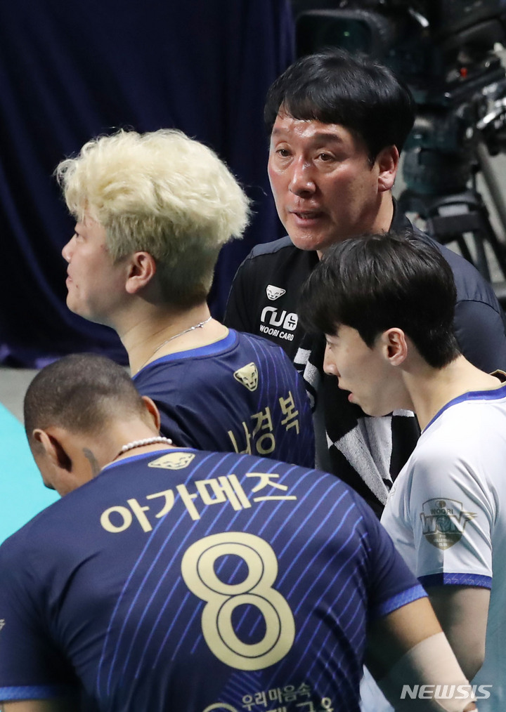[서울=뉴시스] 조수정 기자 = 22일 오후 서울 장충체육관에서 열린 프로배구 도드람 2022-2023 V리그 남자부 준플레이오프 우리카드와 한국전력의 경기, 우리카드 신영철 감독이 작전 타임 하고 있다. 2023.03.22.chocrystal@newsis.com