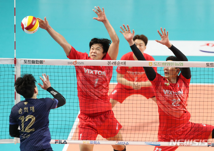 [서울=뉴시스] 조수정 기자 = 22일 오후 서울 장충체육관에서 열린 프로배구 도드람 2022-2023 V리그 남자부 준플레이오프 우리카드와 한국전력의 경기, 한국전력 신영석과 서재덕이 우리카드 공격 방어하고 있다. 2023.03.22.chocrystal@newsis.com