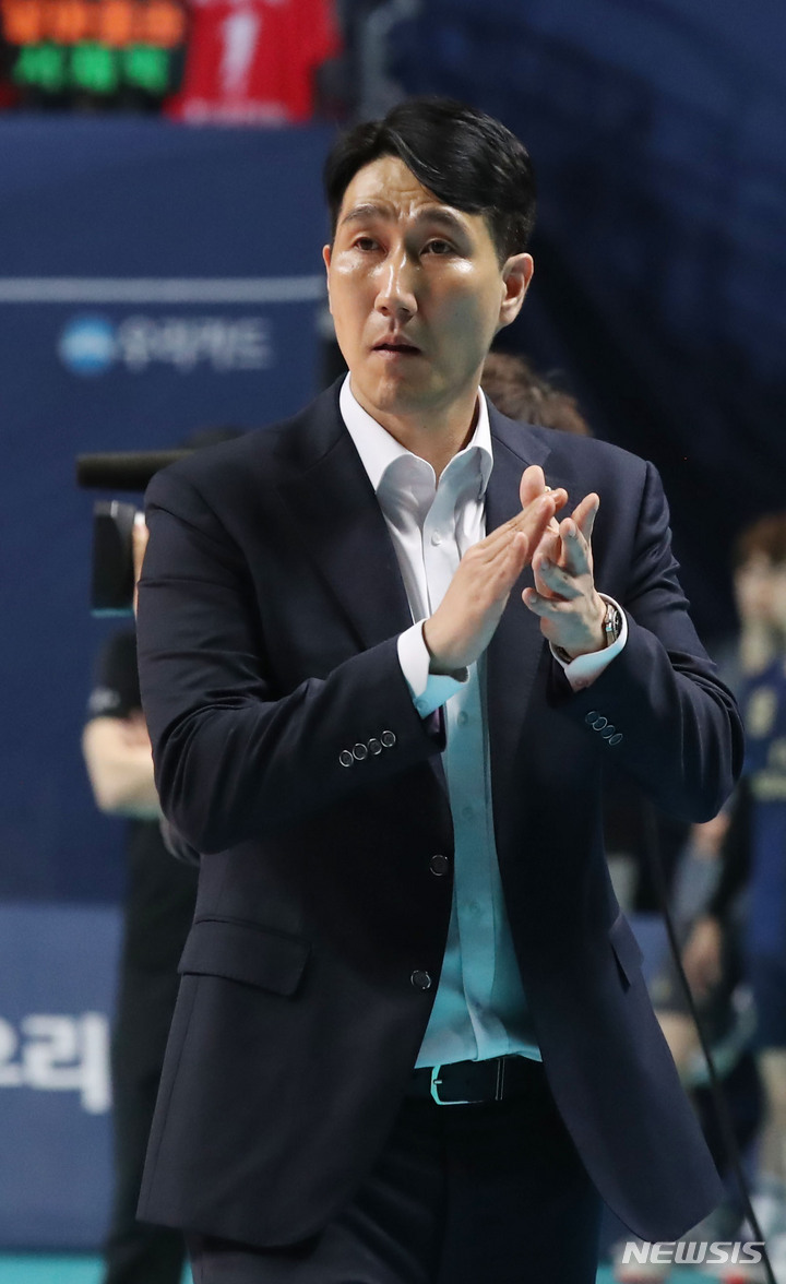 [서울=뉴시스] 조수정 기자 = 22일 오후 서울 장충체육관에서 열린 프로배구 도드람 2022-2023 V리그 남자부 준플레이오프 우리카드와 한국전력의 경기, 한국전력 권영민 감독이 박수치고 있다. 2023.03.22.chocrystal@newsis.com