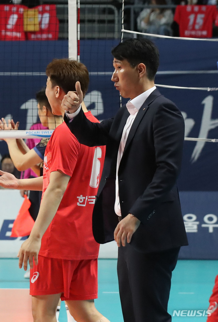[서울=뉴시스] 조수정 기자 = 22일 오후 서울 장충체육관에서 열린 프로배구 도드람 2022-2023 V리그 남자부 준플레이오프 우리카드와 한국전력의 경기, 한국전력 권영민 감독이 엄지를 들어보이고 있다. 2023.03.22.chocrystal@newsis.com