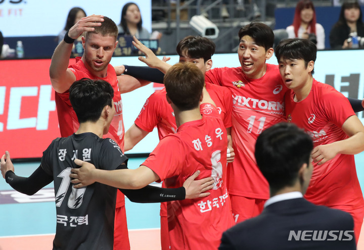 [서울=뉴시스] 조수정 기자 = 22일 오후 서울 장충체육관에서 열린 프로배구 도드람 2022-2023 V리그 남자부 준플레이오프 우리카드와 한국전력의 경기, 한국전력 선수들이 득점 후 환호하고 있다. 한국전력은 우리카드를 3-1(25-19 25-18 18-25 25-22)로 승리, 24일 천안유관순체육관에서 리그2위 현대캐피탈과 플레이오프(3전2선승제) 1차전 원정경기를 치른다. 2023.03.22.chocrystal@newsis.com