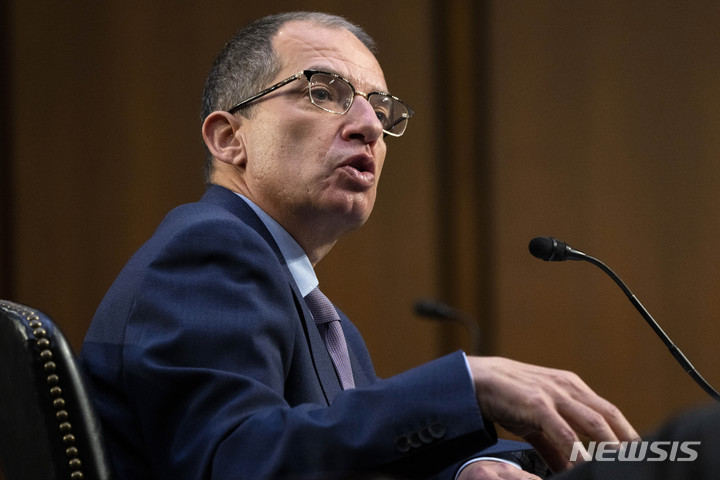 [워싱턴DC=AP/뉴시스] 스테판 방셀 모더나 최고경영자(CEO)가 22일(현지시간) 미 상원 청문회에 참석해 발언하고 있다. 2023.03.22. 