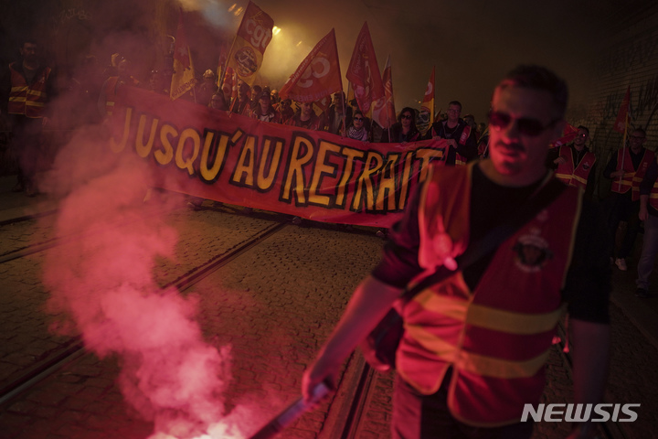 [리옹=AP/뉴시스] 22일(현지시간) 프랑스 리옹에서 철도 노동자들이 "(연금 개혁이) 철회될 때까지"라고 쓰인 현수막을 들고 시위하고 있다. 에마뉘엘 마크롱 프랑스 대통령은 이날 현지 방송과의 인터뷰에서 "오래 기다릴수록 연금 적자가 심해진다"라며 대규모 시위에도 불구하고 올해 안에 연금 개혁이 시행되기를 바란다고 말했다. 2023.03.23.