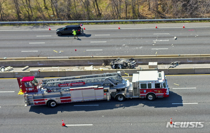 [우들론( 미 메릴랜드주)= AP/뉴시스]메릴랜드의 695번 고속 순환도로에서 일어난 교통사고 현장.  공사구간에 돌진해 뒤집힌 차량과 소방차가 보인다.  