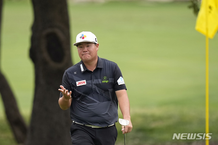 [오스틴=AP/뉴시스] 임성재가 22일(현지시간) 미 텍사스주 오스틴의 오스틴CC에서 열린 미국프로골프(PGA)투어 월드골프챔피언십(WGC) 델테크놀로지스 매치플레이 조별리그 1차전 7번 그린에서 경기하고 있다. 매버릭 맥닐리(미국)와 맞붙은 임성재는 8홀 차 대승을 거뒀다. 이 대회는 64명이 16개 조로 나뉘어 예선을 치른 뒤 각 조 1위가 16강전부터 ‘일대일 매치’로 경기하는 방식이다. 2023.03.23.