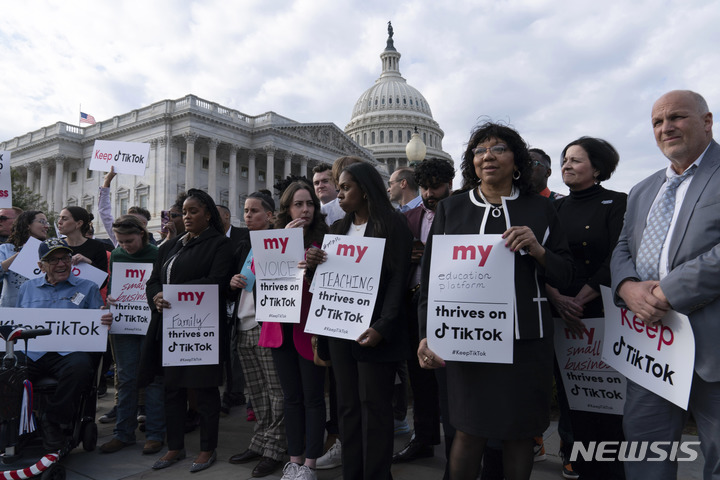 [미국 워싱턴DC=AP/뉴시스] 22일(현지시간) 틱톡 인플루언서와 지지자들이 미 의회 앞에서 기자회견을 진행하고 있다. 2023.03.22. 