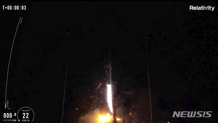 [케이프커내버럴=AP/뉴시스] 22일(현지시간) 미 플로리다주 케이프 커내버럴 우주군 기지에서 3D 프린팅 로켓 '테란1'이 발사되고 있다. 미국 우주 스타트업 '랠러티비티 스페이스'가 만든 3D 프린팅 로켓이 발사됐으나 궤도 진입에는 실패한 것으로 보인다고 현지 언론이 보도했다. 높이 33.5m, 지름 2.2m 크기의 ‘테란1’은 엔진 포함 질량의 85%가 금속 합금으로, 세계 최초의 3D 프린팅 로켓이다. 2023.03.23.