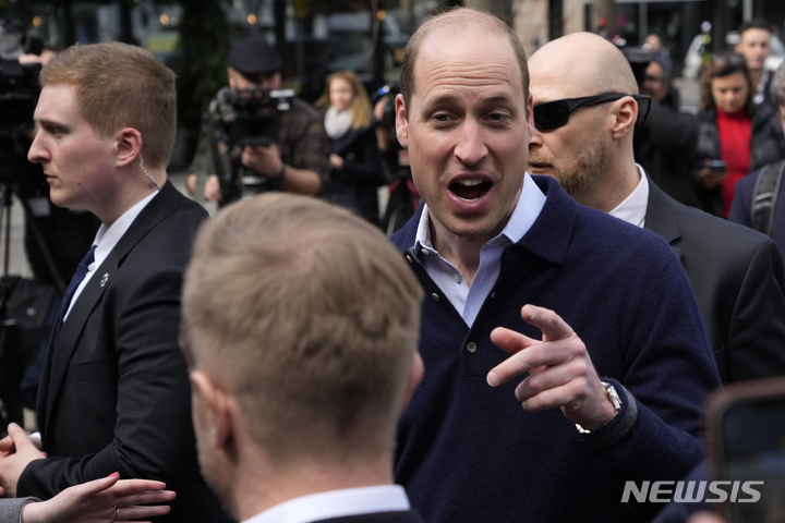 [바르샤바=AP/뉴시스] 23일(현지시간) 윌리엄 영국 왕세자가 폴란드 바르샤바에 정착한 우크라이나 난민 만나기 위해 시장에 도착한 모습. 2023.03.24.