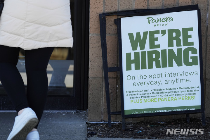 [마운트 프로스펙트(미 일리노이주)=AP/뉴시스]지난 19일 미 일리노이주 마운트 프로스펙트의 한 식당에 채용 공고가 붙어 있다. 3월18일로 끝난 미국의 신규 실업수당 청구 건수는 19만1000건으로 전 주의 19만2000건에 비해 1000건 감소했다고 미 노동부가 23일 배포한 보도자료에서 드러났다. 2023.3.23.
