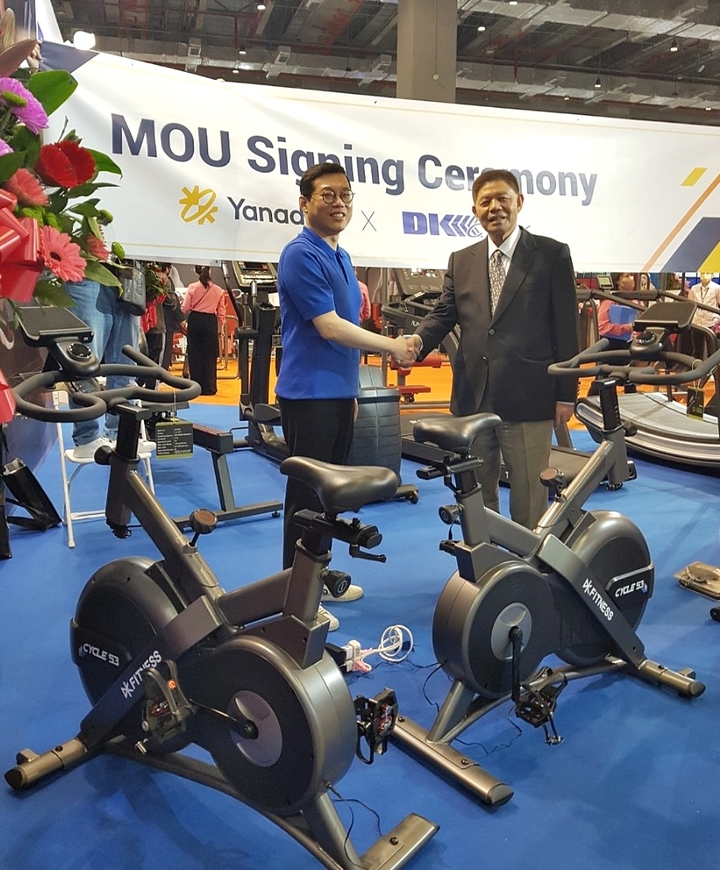 [서울=뉴시스] 22일 대만 'TaiSPO 2023' 디케이시티 부스에서 진행된 업무협약식에서 김정수 야나두 대표(왼쪽)와 한스 황 디케이시티 회장이 함께 기념촬영을 하고 있다. 2023.03.23 (사진=야나두 제공) *재판매 및 DB 금지