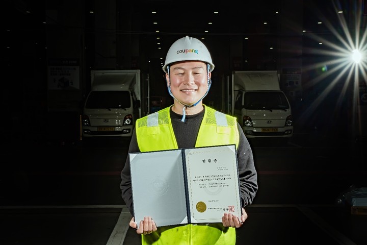 쿠팡 일산 5캠프에서 지게차를 운전하는 장기영(44) 씨가 대학 학위증을 들어 보이고 있다. (사진=쿠팡)   *재판매 및 DB 금지