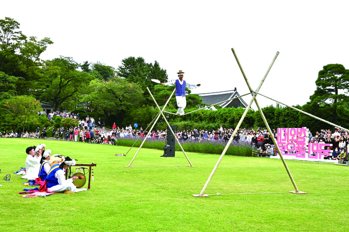 [서울=뉴시스] 청와대 줄타기 행사 (사진=문화재청 제공) 2023.03.23. photo@newsis.com *재판매 및 DB 금지