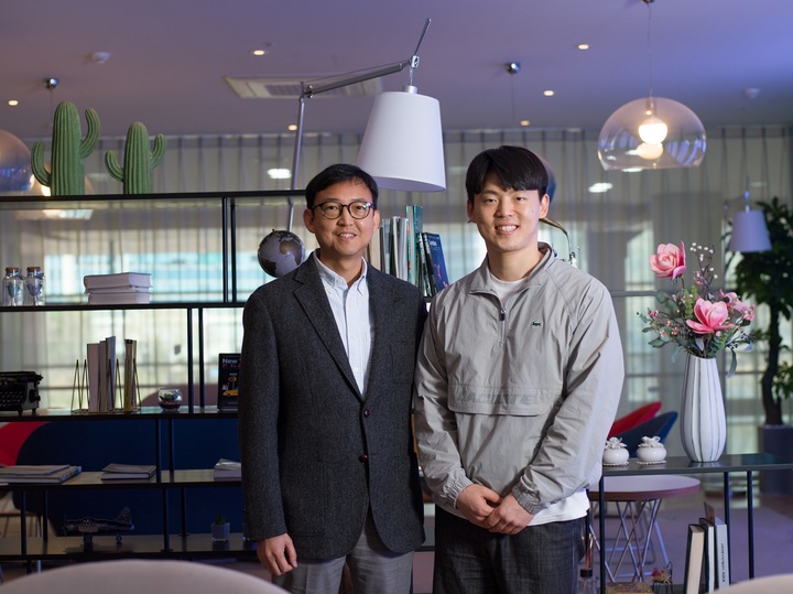 [울산=뉴시스] 이번 연구에 참여한 연구진의 모습. 왼쪽부터 조재흥 교수, 최지수 연구원 *재판매 및 DB 금지