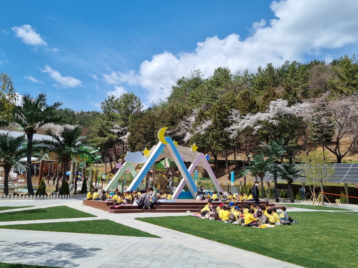 [진주=뉴시스]진주시, 진양호 다이나믹광장 봄꽃. *재판매 및 DB 금지