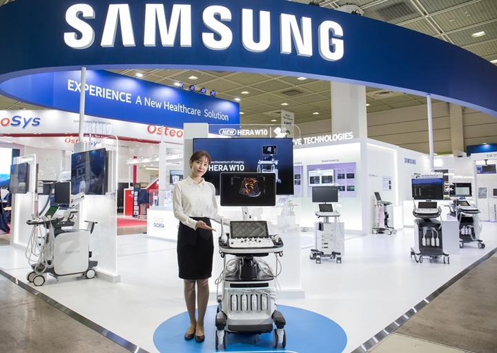 [서울=뉴시스]삼성전자 모델이 'KIMES 2019'에서 프리미엄 초음파 진단기기 플랫폼 신제품 'HERA W10'을 선보이고 있다. (사진=삼성전자 제공) photo@newsis.com&nbsp; *재판매 및 DB 금지