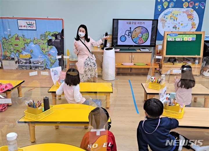 [용인=뉴시스] 용인시 수지구의 한 어린이집에서 어린이 비만 예방 교육 프로그램을 진행하고 있는 모습