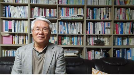 [서울=뉴시스]4년제 대학 겸임교수 출신으로 올해 제주한라대 관광중국어과에 입학한 김성우(68)씨. (사진=한국전문대학교육협의회 제공) 2023.03.23. photo@newsis.com *재판매 및 DB 금지