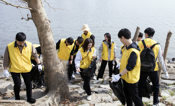 HDC현대산업개발 임직원들은 지난 22일 서울시 한강사업본부 및 자원봉사센터와 함께 이촌-반포 일대 환경을 정비하기 위한 한강 줍깅 봉사활동에 참여했다. (사진=HDC현대산업개발 제공) *재판매 및 DB 금지