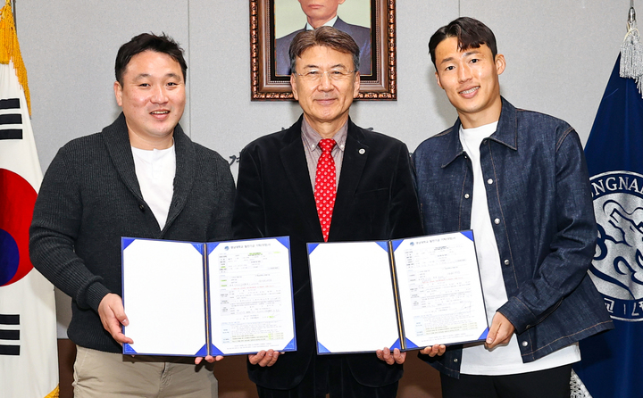 왼쪽부터 박대연 대표, 최외출 총장, 손준호 선수 *재판매 및 DB 금지