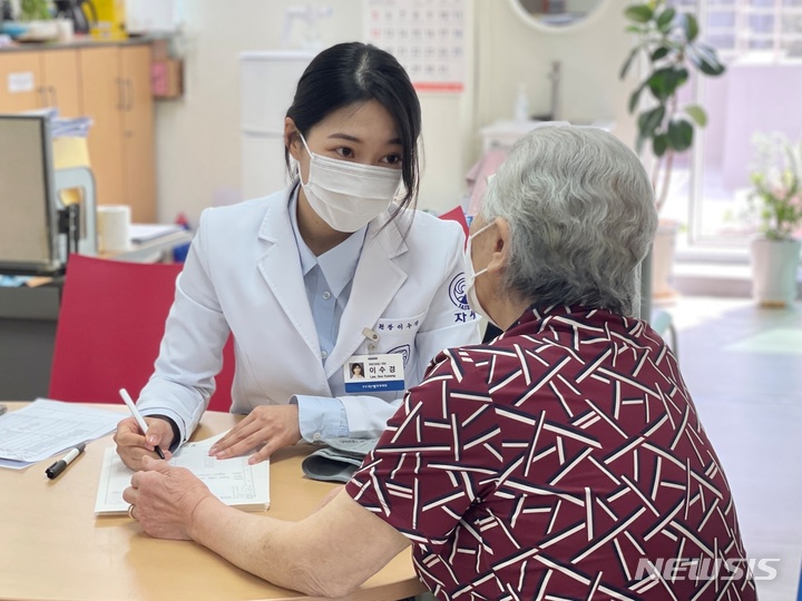 [서울=뉴시스]분당자생한방병원 의료진이 맞춤형 건강상담을 하고 있다. (사진= 자생한방병원 제공) 2023.03.23. photo@newsis.com.