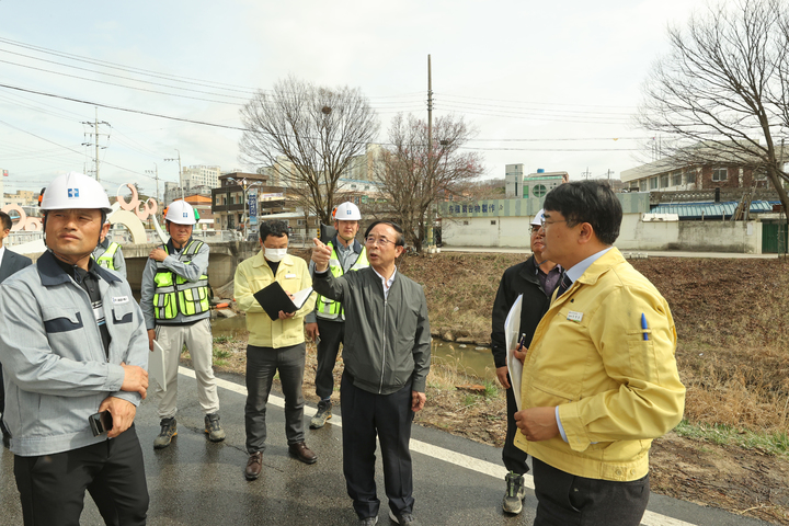 '임실 풍수해 생활권 종합정비사업' 현장을 찾은 심민 임실군수가 해빙기 안전사항 등을 점검하고 있다. *재판매 및 DB 금지