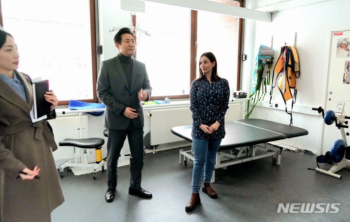 [코펜하겐=뉴시스]오세훈 시장이 21일 오후 13시 40분(현지시간) 덴마크 코펜하겐의 장애인 거주시설인 무스보어바이 쉬드를 찾아, 관계자(사진 우측, 시모네 상급매니저)로부터 내부시설에 대해 설명을 듣고 있다. (사진=서울시 제공). 2023.03.23. photo@newsis.com