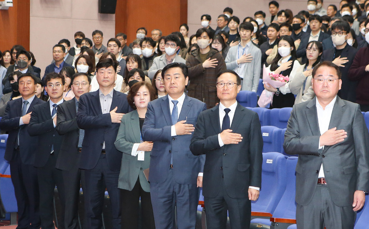 [전주=뉴시스] 23일 전북도청 공연장에서 열린 3월 소통의 날 행사에 김관영 전북지사와 명사 특강에 초대된 홍영표 더불어민주당 국회의원 및 참석자들이 국민의례를 하고 있다. 2023.03.23 *재판매 및 DB 금지