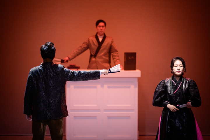 [서울=뉴시스]정동극장 '창작ing'로 선보이는 창극 '흥보 마누라 이혼소송 사건' 공연 사진. (사진=국립정동극장/원명재 제공) 2023.03.23. photo@newsis.com *재판매 및 DB 금지