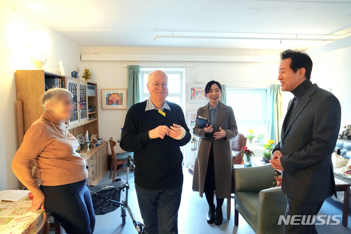 [코펜하겐=뉴시스] 오세훈 시장이 21일 오전 10시(현지시간) 덴마크 코펜하겐의 어르신 복지시설인 스트랜드마크세흐를 방문해, 관계자로부터 시설 현황에 대해 설명 듣고 있다.(사진 왼쪽부터 김크누센 시설장, 오세훈 시장). (사진=서울시 제공). 2023.03.23. photo@newsis.com