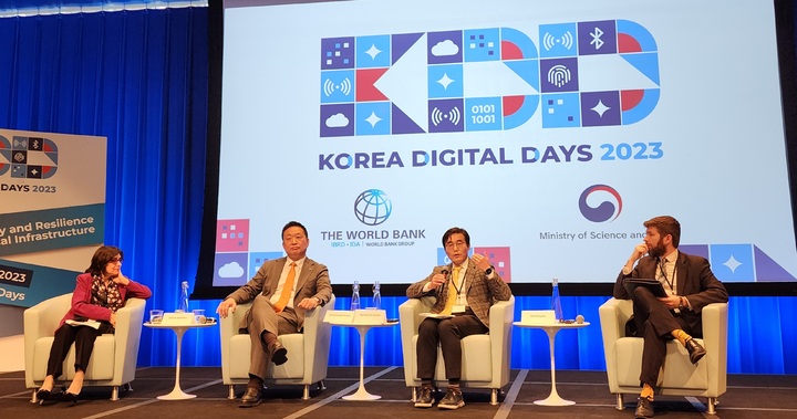 [서울=뉴시스] 22일(현지시간) 미국 워싱턴DC 세계은행 본부에서 열린 '코리아 디지털 데이 2023'에서 황종성 한국지능정보사회진흥원장이 데이터 인프라와 디지털플랫폼에 대해 패널 토론을 하고 있다. (사진=한국지능정보사회진흥원 제공) *재판매 및 DB 금지