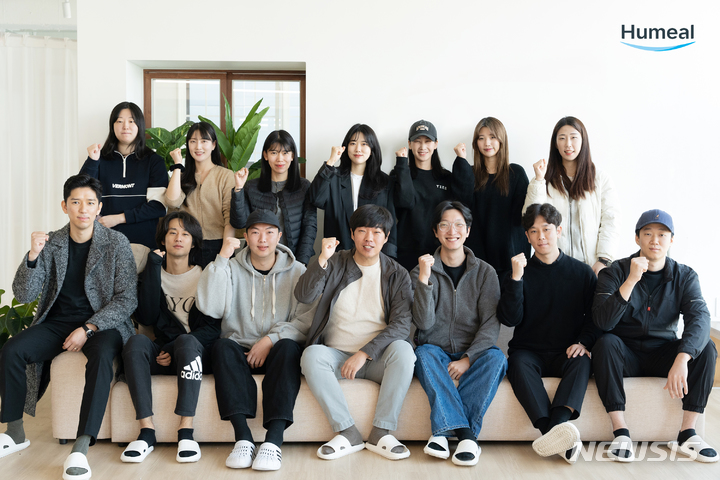 [김해=뉴시스] 홍정명 기자=경남 김해시 소재 ㈜휴밀 임직원.(사진=경남창조경제혁신센터 제공) 2023.03.23. photo@newsis.com