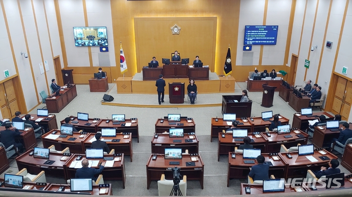 [충주=뉴시스] 이도근 기자= 김영환 충북지사의 친일파 발언 규탄 발언을 놓고 충주시의회 여야 갈등이 빚어지고 있는 가운데 23일 오전 충주시의회 제272회 임시회 2차 본회의 조례안 및 기타안건 처리 중 더불어민주당 의원들 자리가 비어있다. 2023.3.23. nulha@newsis.com