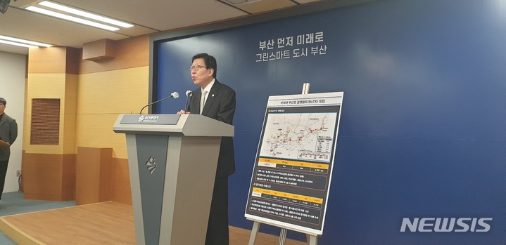 [부산=뉴시스] 백재현 기자 = 박형준 부산시장이 23일 오전 시청 브리핑룸에서 '차세대 부산형 급행철도(BuTX)' 건설계획에 대해 설명하고 있다. 2023.03.23. itbrian@newsis.com
