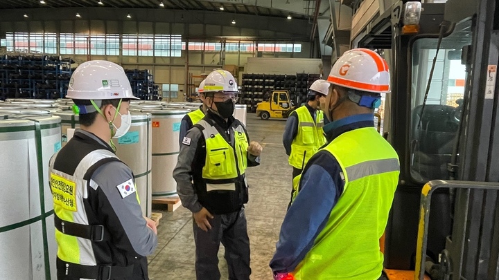 [부산=뉴시스] 부산해수청 소속 항만안전점검관, BPA 항만안전점검요원, 배후단지 입주업체 3개 사의 관리자들이 23일 합동점검을 진행하고 있다. (사진=BPA 제공) *재판매 및 DB 금지