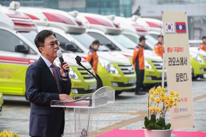 [홍성=뉴시스] 충남도 119구급차 라오스행 출하식이 열린 가운데 김태흠 지사가 인사말을 하고 있다. *재판매 및 DB 금지