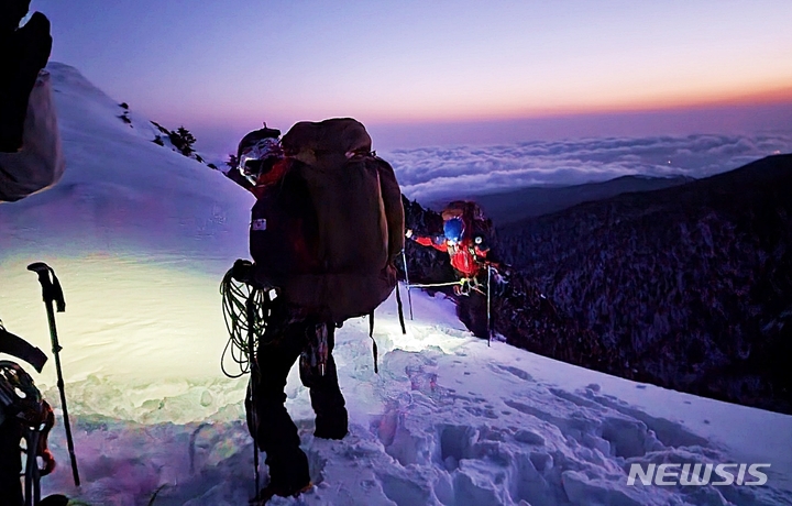 제주도산악연맹 회원들이 마칼루 원정에 앞서 겨울 한라산을 무대로 설산 훈련을 하고 있는 모습. ⓒ제주도산악연맹