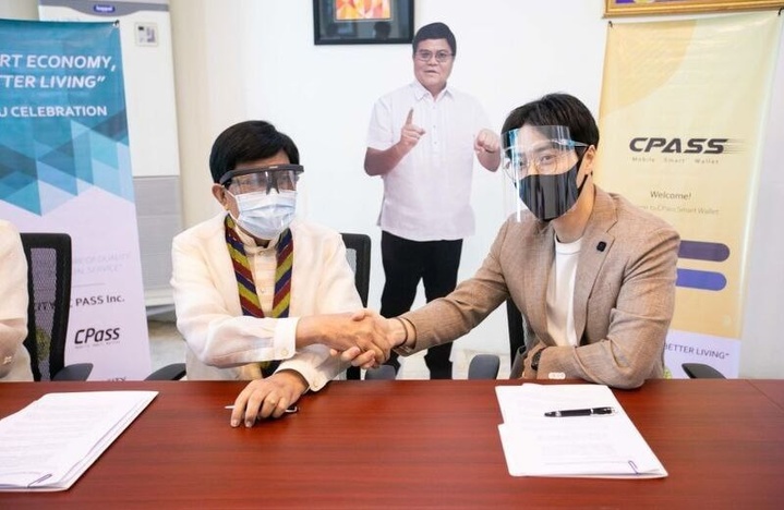 [서울=뉴시스]레이먼드 가르시아(왼쪽) 세부 부시장과 김재원 씨패스코리아 대표가 악수를 나누고 있다. (사진=CPASS Inc. 제공) *재판매 및 DB 금지