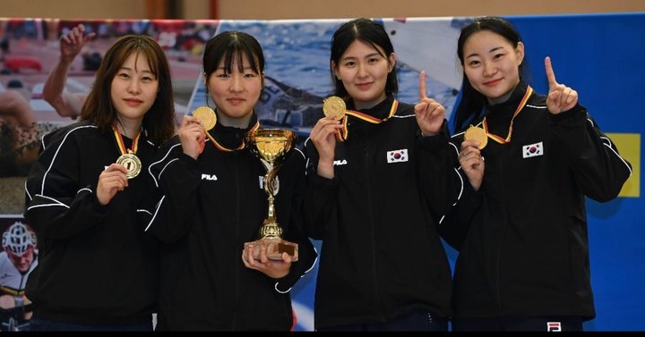 [서울=뉴시스] 전은혜(왼쪽부터), 이한아, 윤소연, 최세빈이 19일(현지시간) 벨기에 신트니클라스에서 열린 국제펜싱연맹(FIE) 월드컵 단체전에서 우승해 금메달을 목에 걸고 사진을 찍고 있다. (사진=전은혜 제공) 2023.03.23. photo@newsis.com *재판매 및 DB 금지