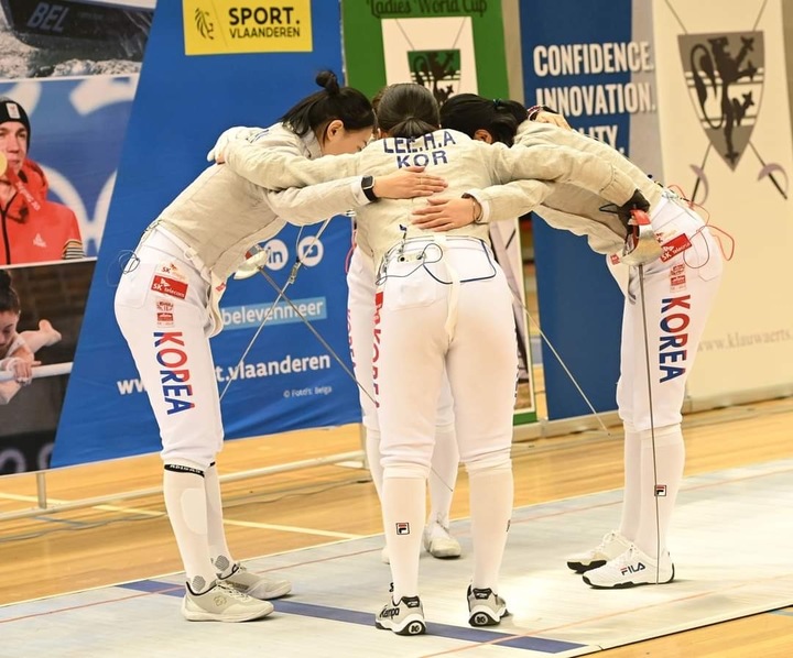 [서울=뉴시스] 벨기에 신트니클라스에서 열린 국제펜싱연맹(FIE) 월드컵 단체전 경기에서 여자 사브르 국가대표팀이 상의하고 있다. (사진=전은혜 제공) 2023.03.23. photo@newsis.com *재판매 및 DB 금지