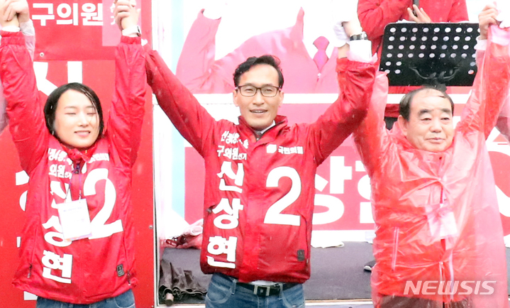 [울산=뉴시스] 박수지 기자 =국민의힘 신상현 울산 남구 나 기초의원 후보가 23일 오전 남구 공업탑로터리에서 출정식을 같고 지지를 호소하고 있다. 2023.03.23. parksj@newsis.com