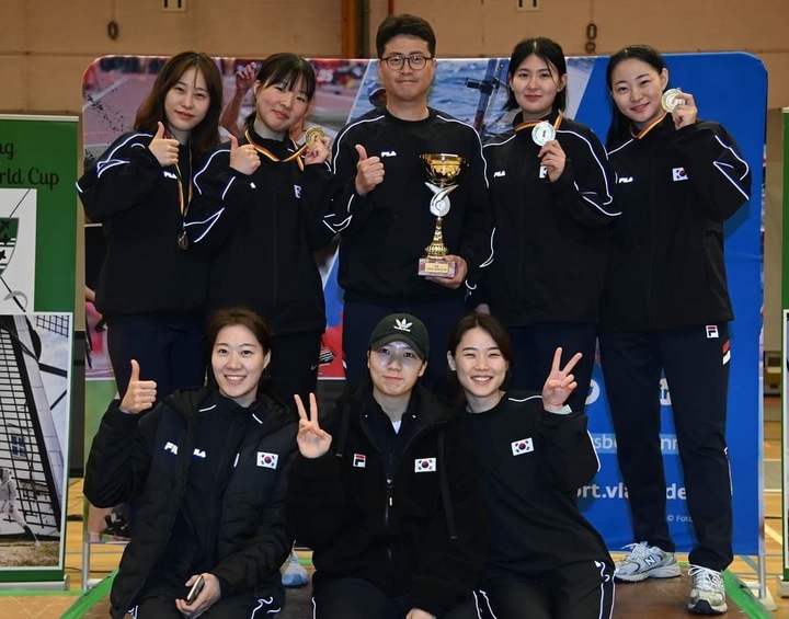 [서울=뉴시스] 19일(현지시간) 벨기에 신트니클라스에서 열린 국제펜싱연맹(FIE) 월드컵 단체전에서 우승한 여자 사브르 국가대표팀과 지도자가 기념 사진을 찍고 있다. 가운데가 이국현 여자 사브르 국가대표팀 코치. (사진=전은혜 제공) 2023.03.23. photo@newsis.com *재판매 및 DB 금지