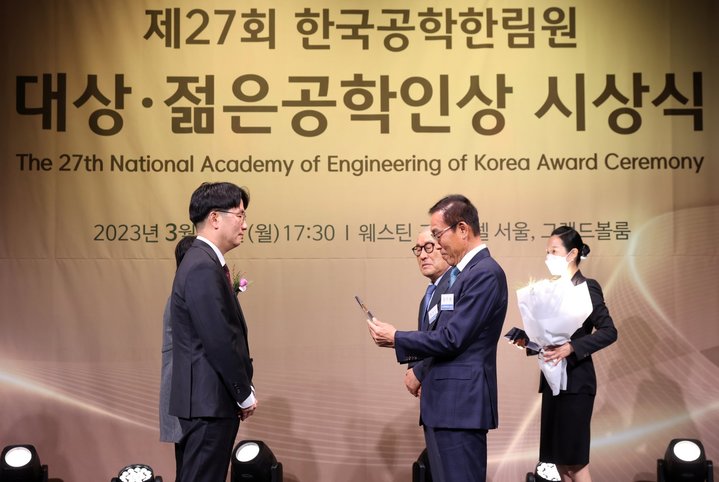 [서울=뉴시스]SK하이닉스 DRAM개발 김형수 부사장이 20일 서울 웨스틴조선호텔에서 열린 제27회 한국공학한림원 대상 시상식에서 ‘젊은공학인상’을 수상하고 있다. *재판매 및 DB 금지